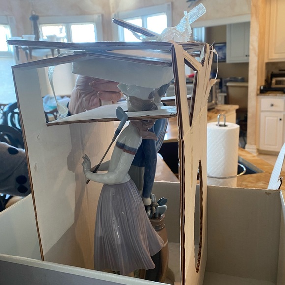 Lladro retired golfing couple original box.  No chips. Excellent condition - Picture 7 of 11